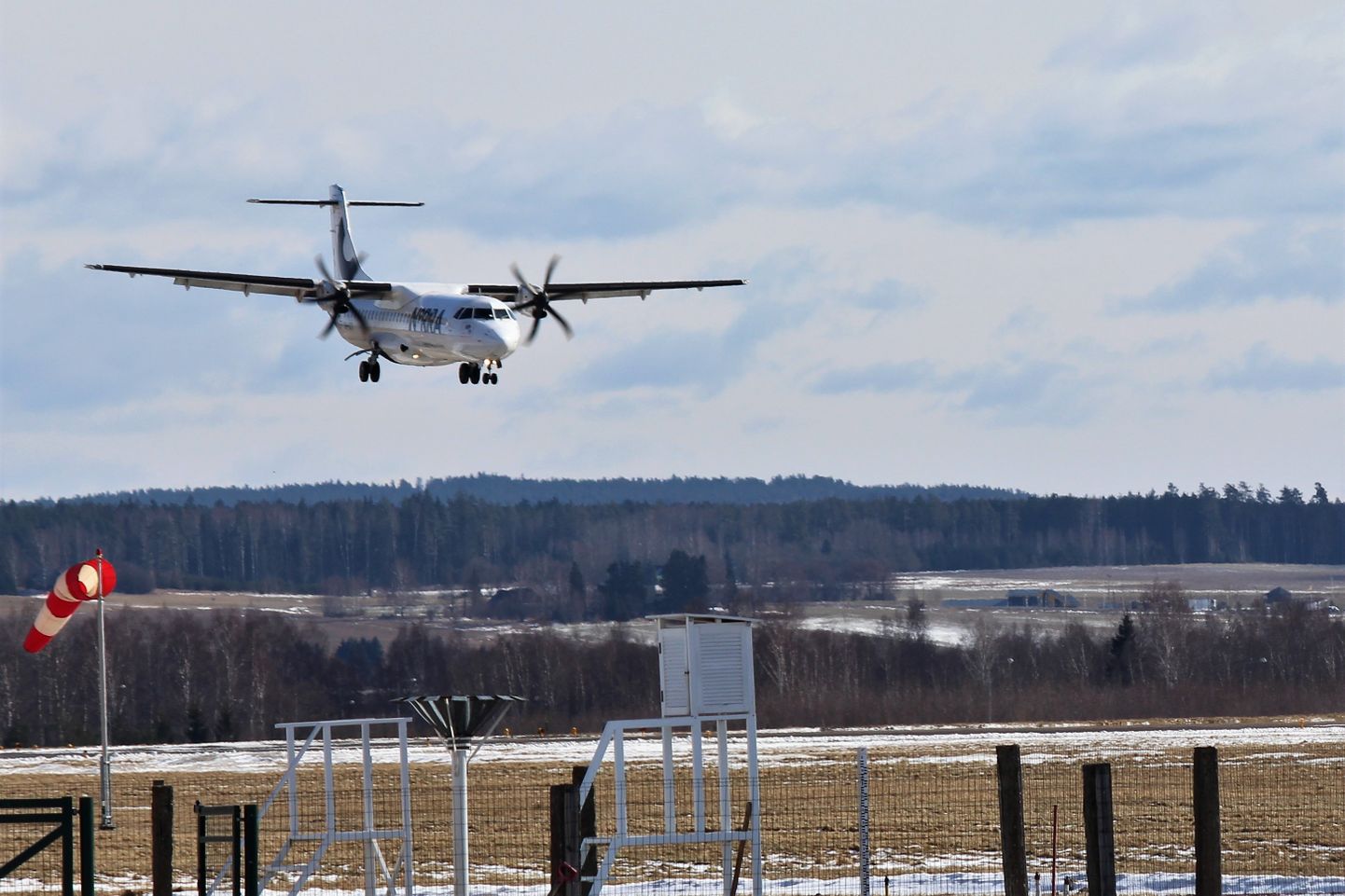 Lennuk maandumas Tartu lennuväljale.