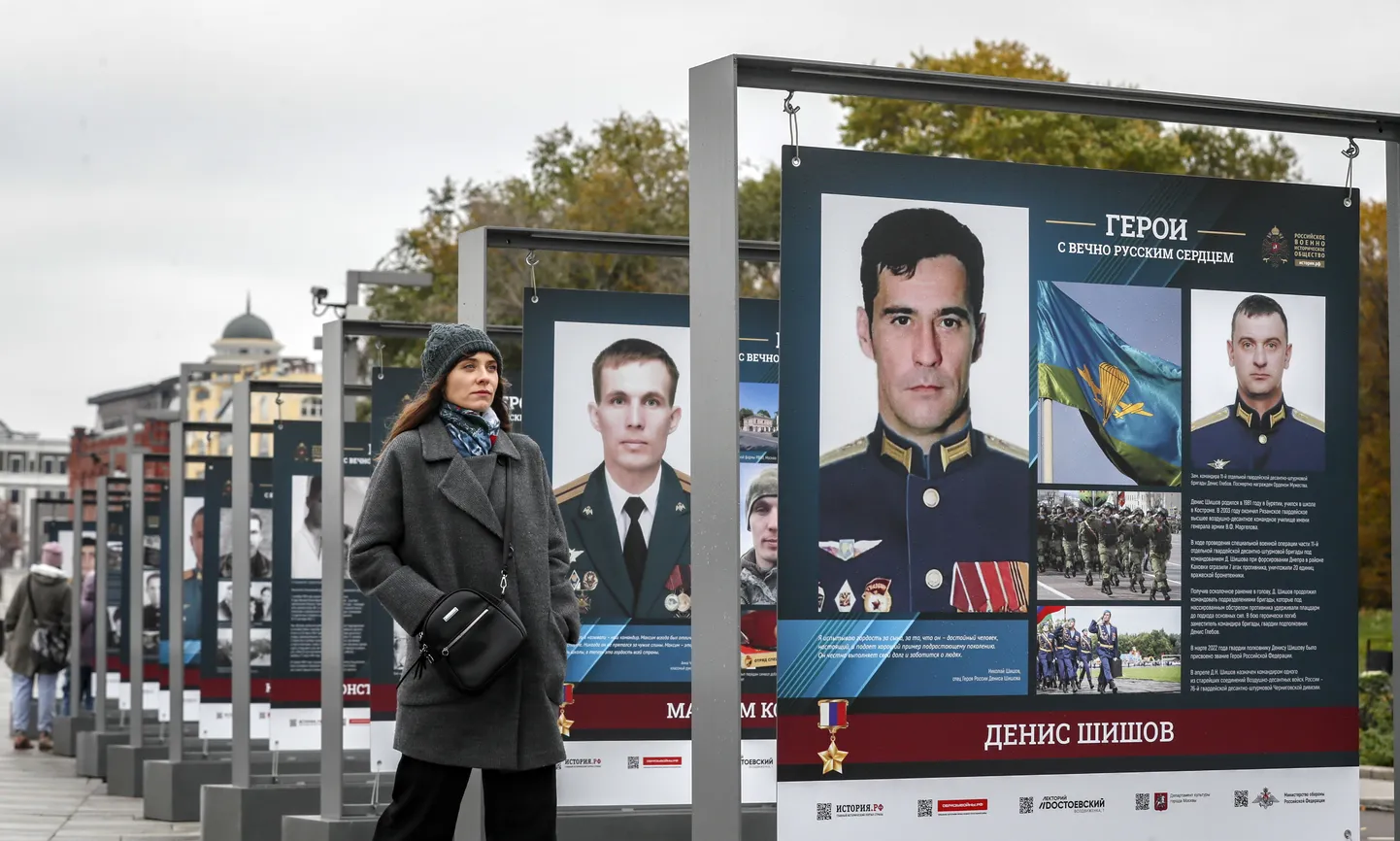 Plakatid Ukrainas sõdinud Vene sõjaväelastega, kellele on antud Venemaa kangelase aunimetus.