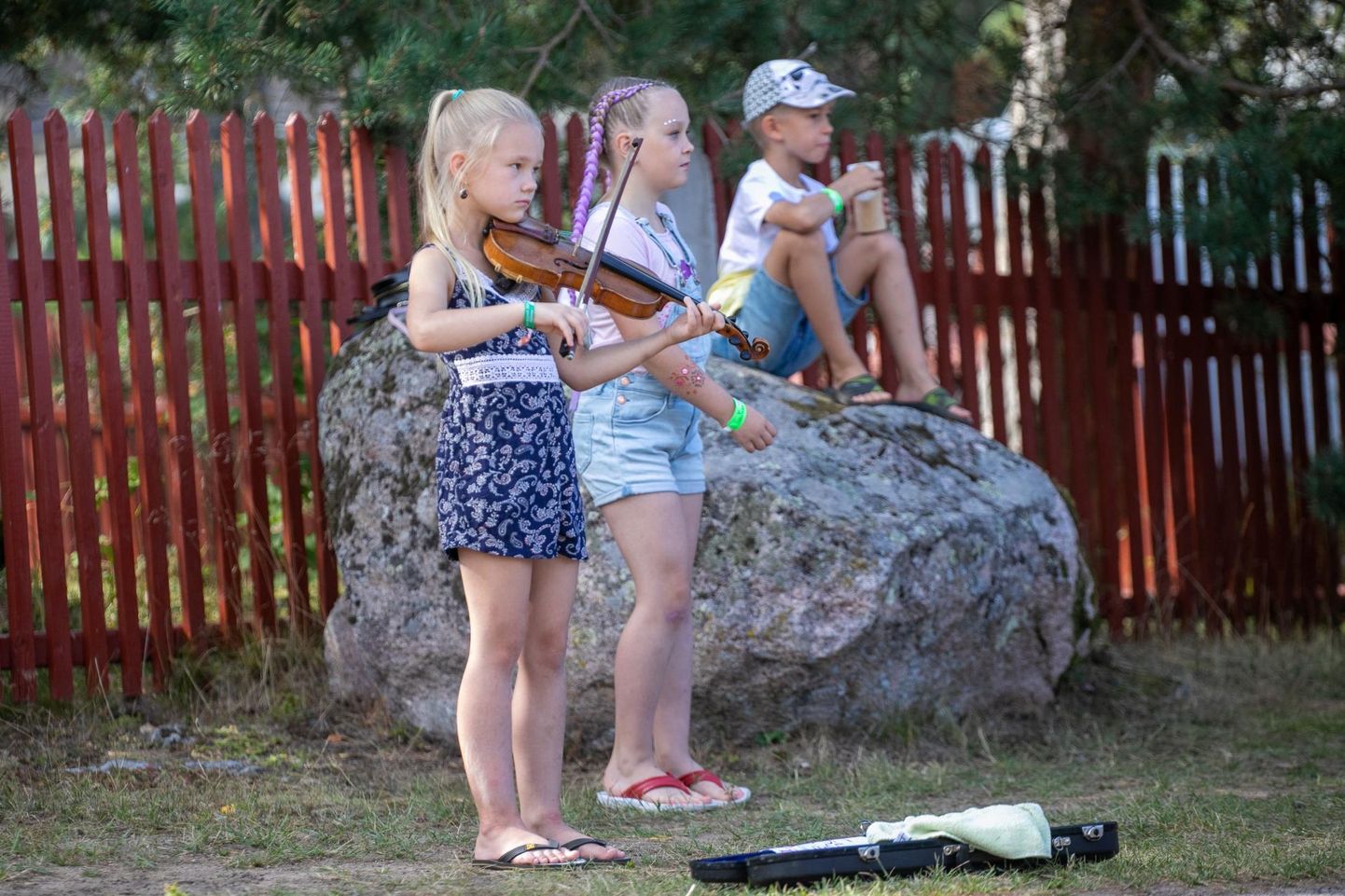 Noored tänavamuusikud musitseerivad Viru Folgil.