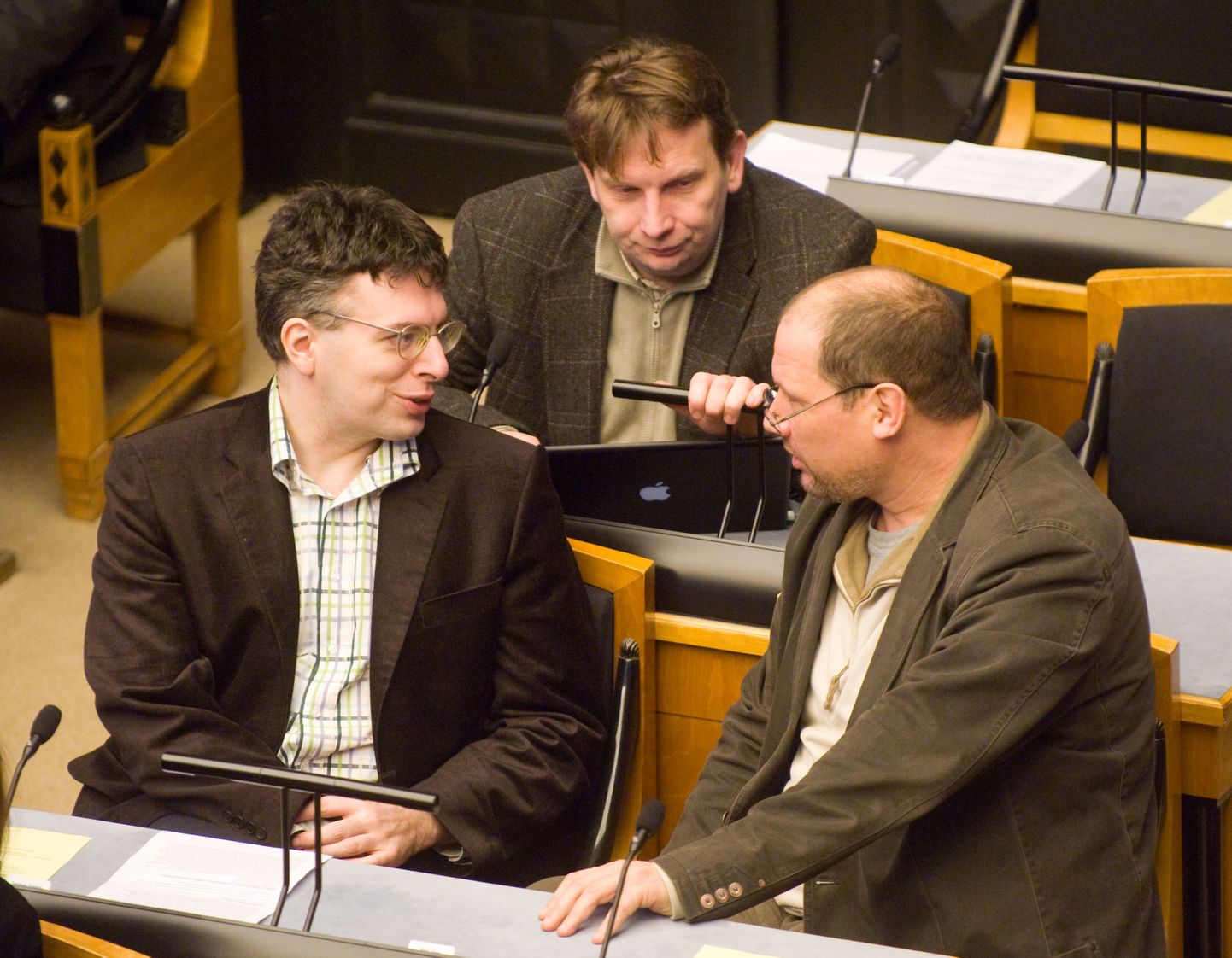 Umbusalduse avaldamine riigikogus sotsiaalminister Maret Maripuule. Pildil Toomas Trapido, Marek Strandberg ja Mart Jüssi.