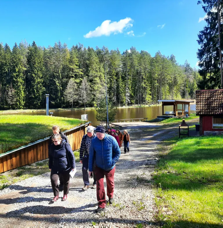 Kilingi-Nõmme-Viljandi maantee äärde rahvasuus Rahujärve kaldale on ettevõtja Peep Paimre rajanud puhkekompleksi, mida giidituuril olijad omanikuga koos uudistasid.