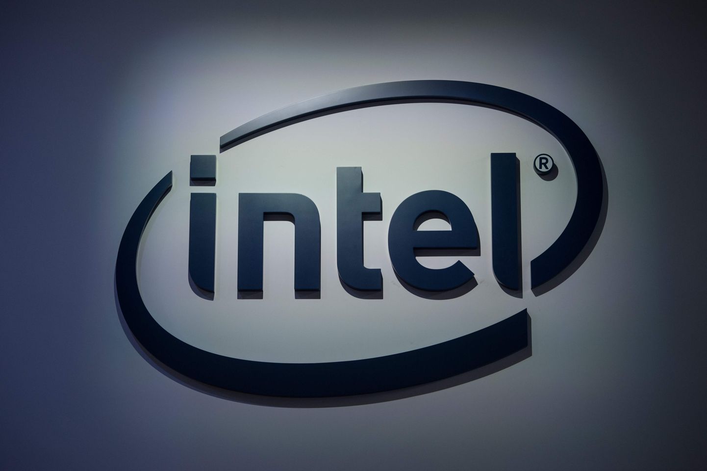 Американская компания Intel Corp. - один из ведущих мировых производителей компьютерных компонентов.