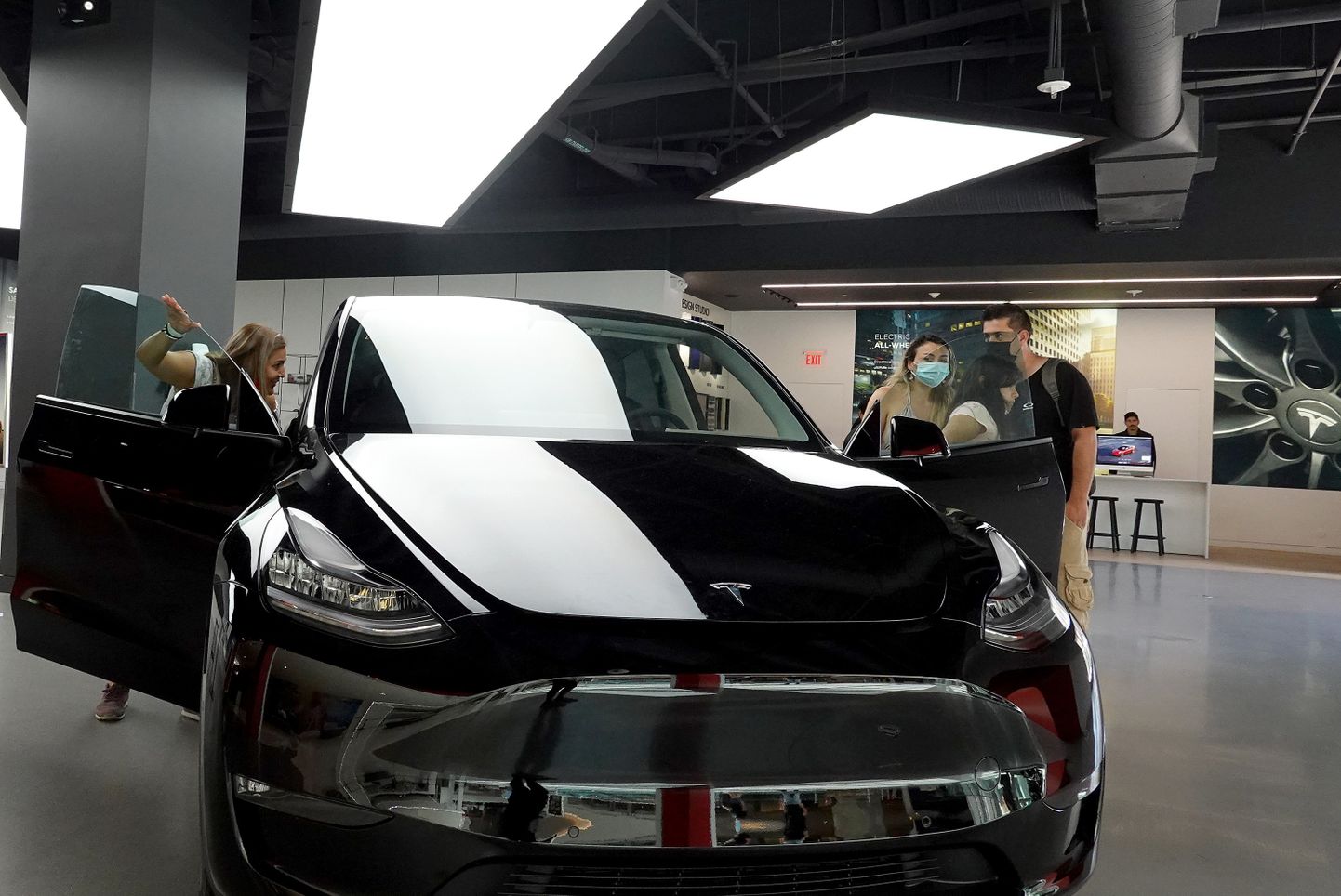 Kliendid uudistavad Tesla autot