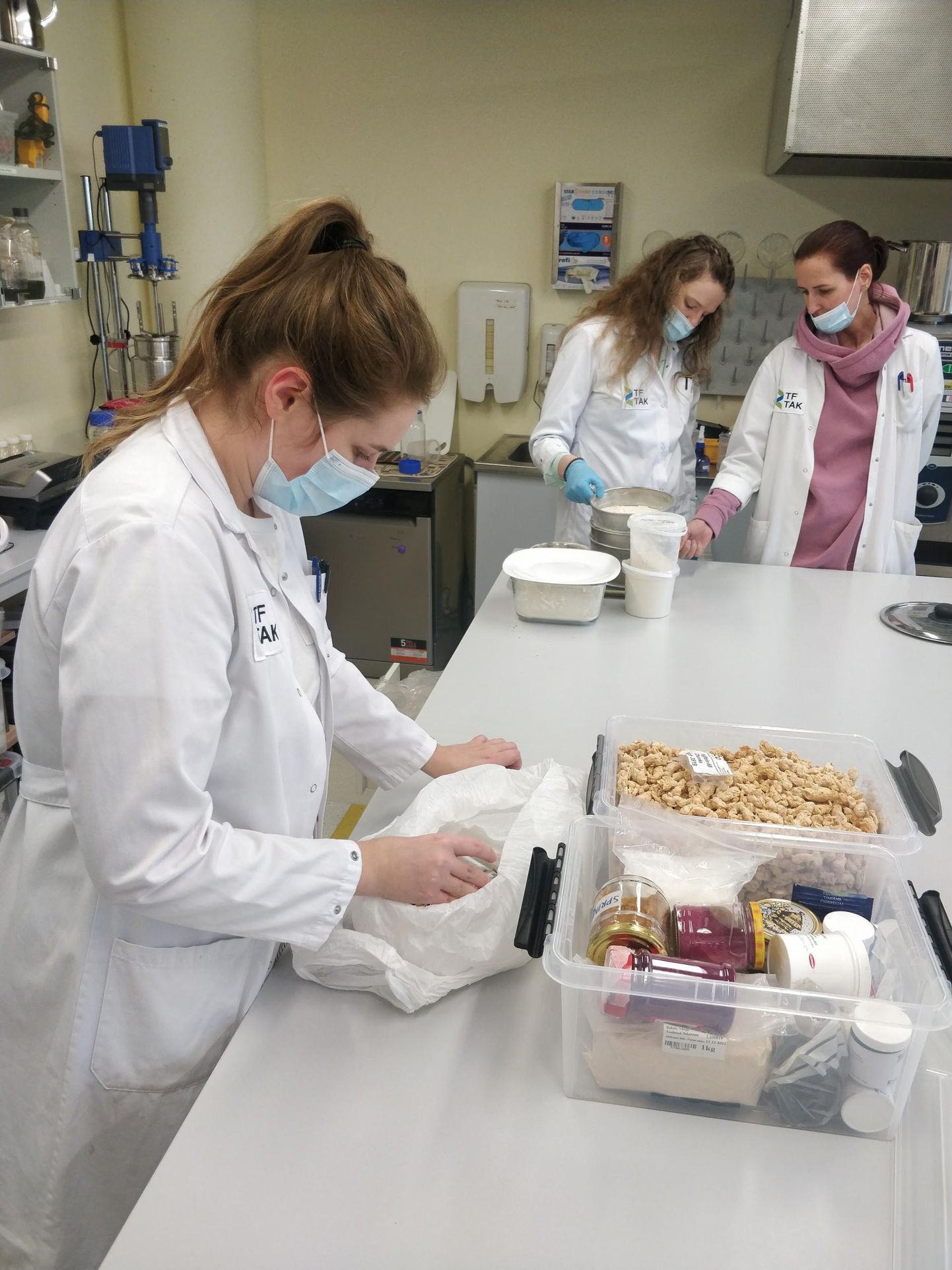 Toiduteadur Mari-Liis Tammik demonstreerib katseköögis, milline näeb välja ekstrudeeritud taimne valk.