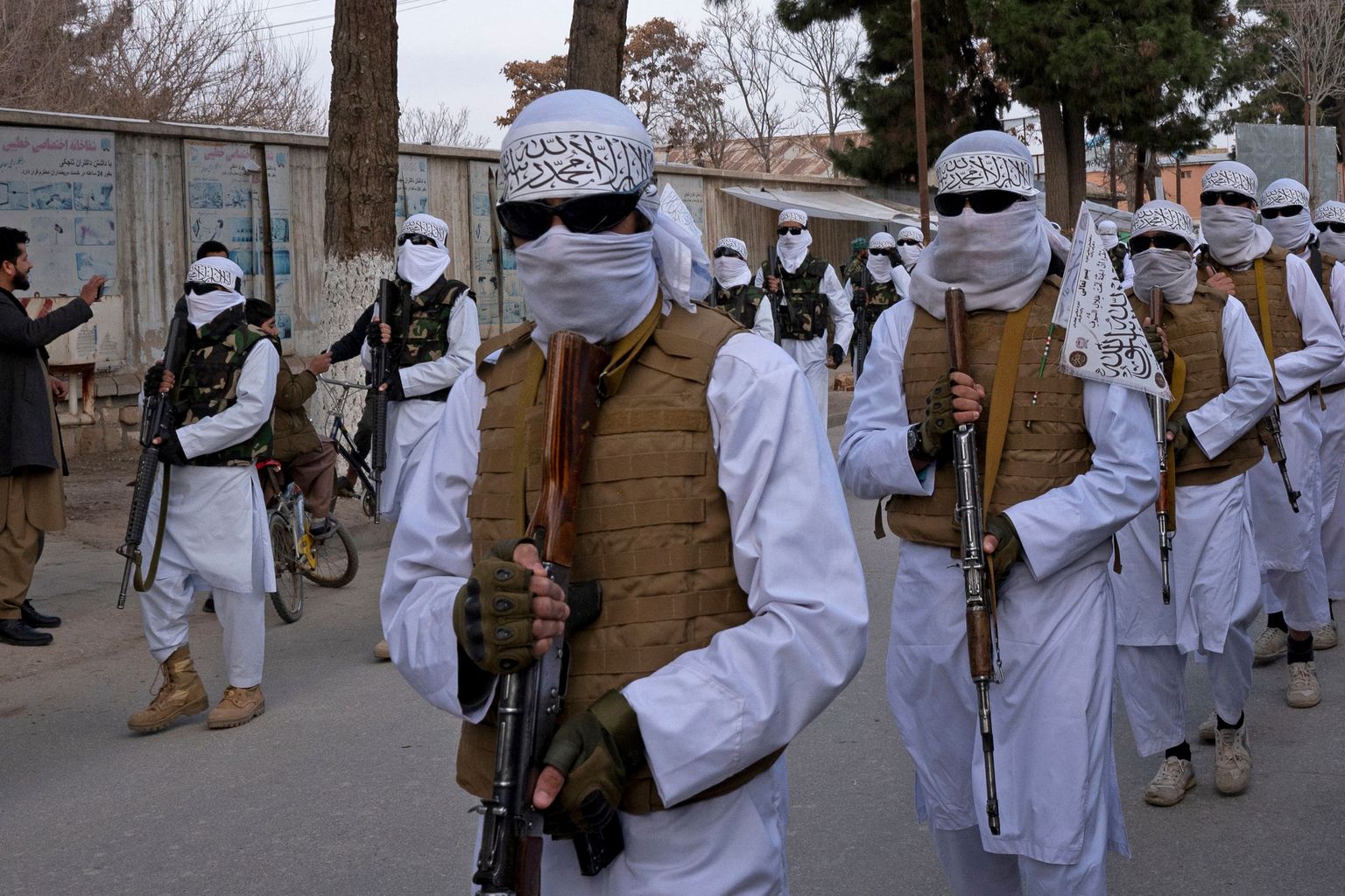 Talibani võitlejad oma sõjaväeparaadil.