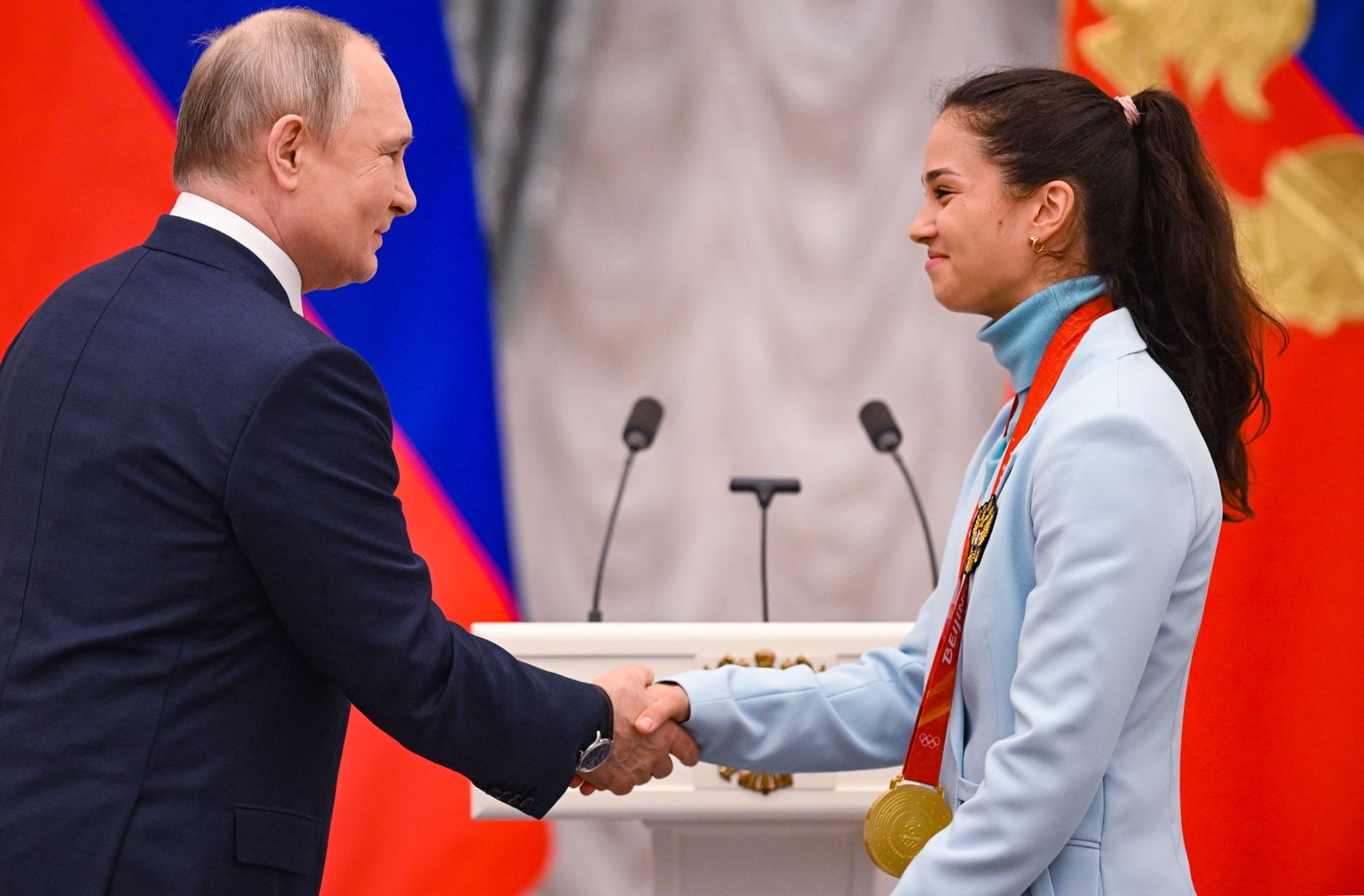 Veronika Stepanova (paremal) osales teisipäeval Kremlis toimunud Venemaa presidendi Vladimir Putini (vasakul) vastuvõtul Pekingi olümpial medaleid võitnud sportlastele.
