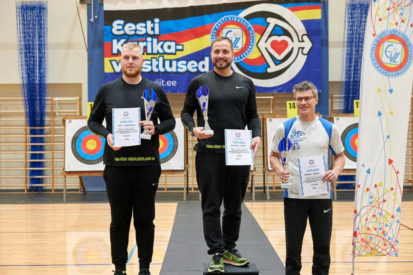 Vana-Võidu vibuklubi sportlased võtsid sisekarikavõistlustel meeste sportvibu arvestuses kaksikvõidu: esimeseks tuli Martin Rist (keskel) ja teiseks Alo Nurmsalu (vasakul).