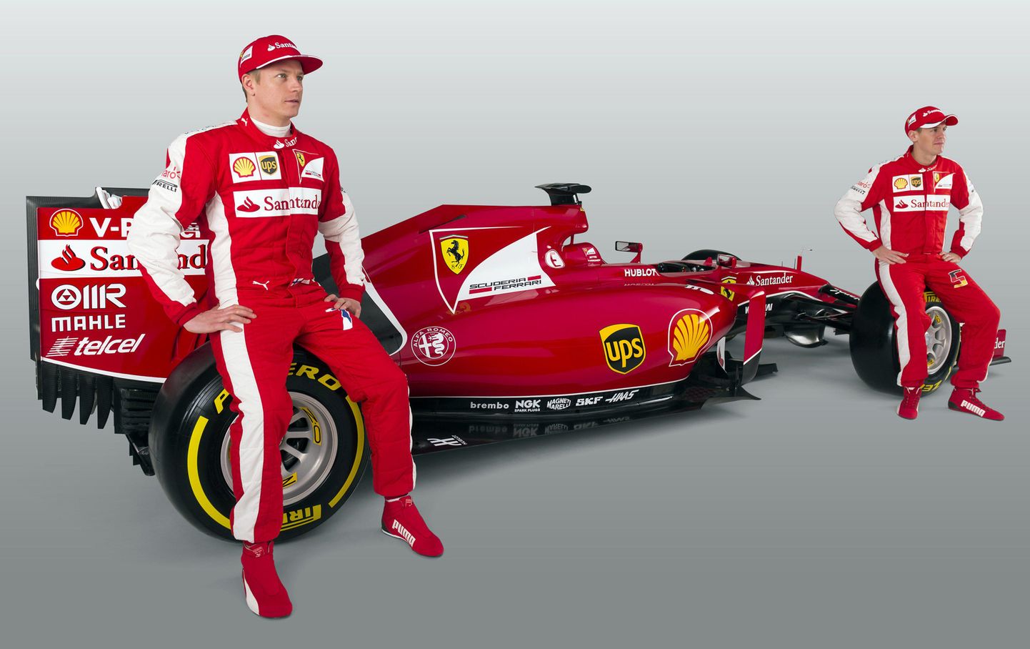 Tänavuse hooaja Ferrari vormel; esiplaanil istumas Kimi Räikkönen, taamal Sebastian Vettel.