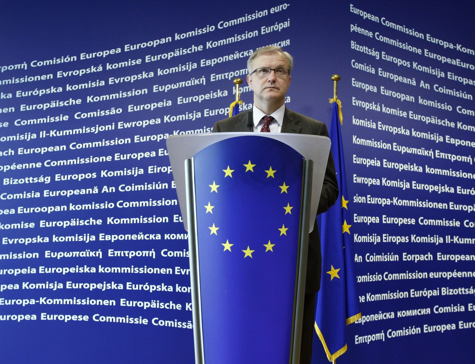 Euroopa Komisjoni laienemisvolinikul Olli Rehnil pole õnnestunud vaenupooli lepitada.