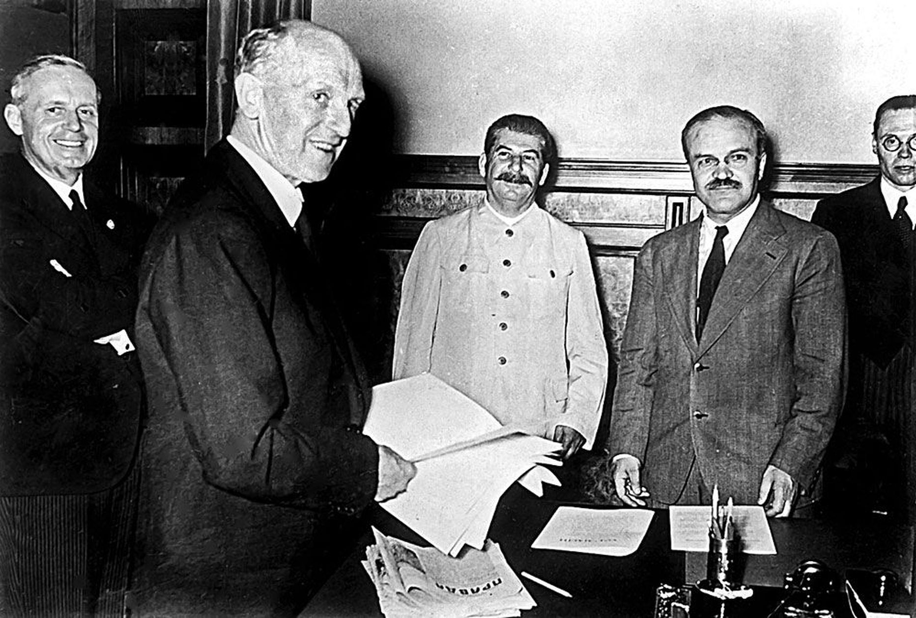 Риббентроп, Гаус, Сталин, Молотов, Хольгер в августе 1939 года.