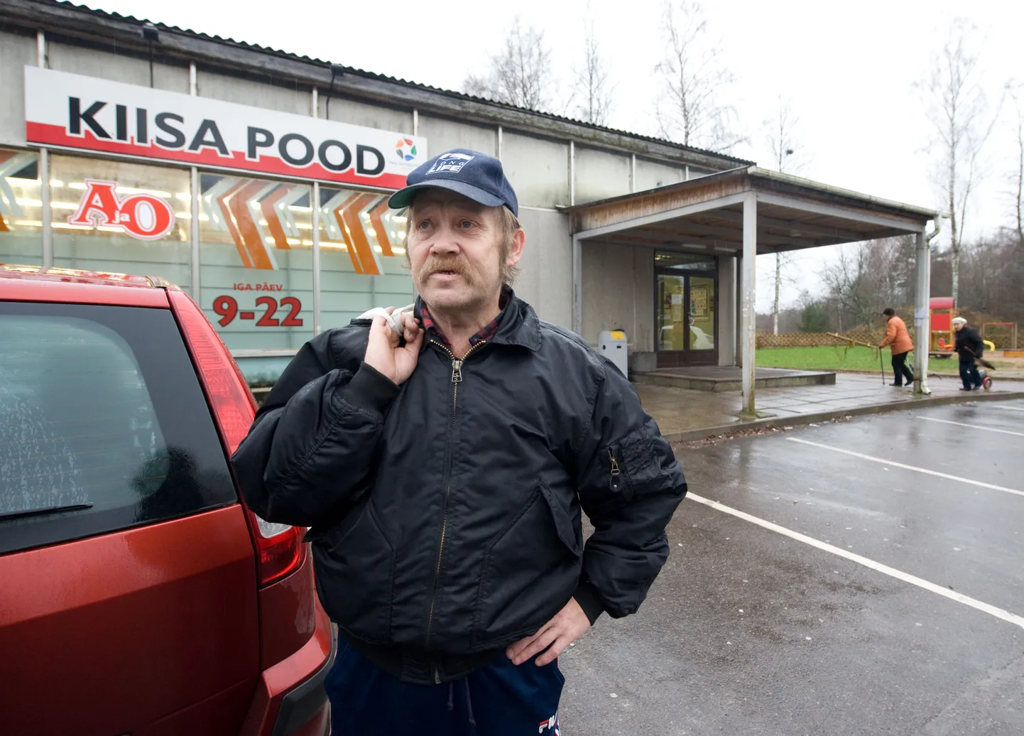 Maainimesed räägivad alkoholi tarbimise harjumustest. Pildil Aivar, Kiisa A ja O poe juures.
