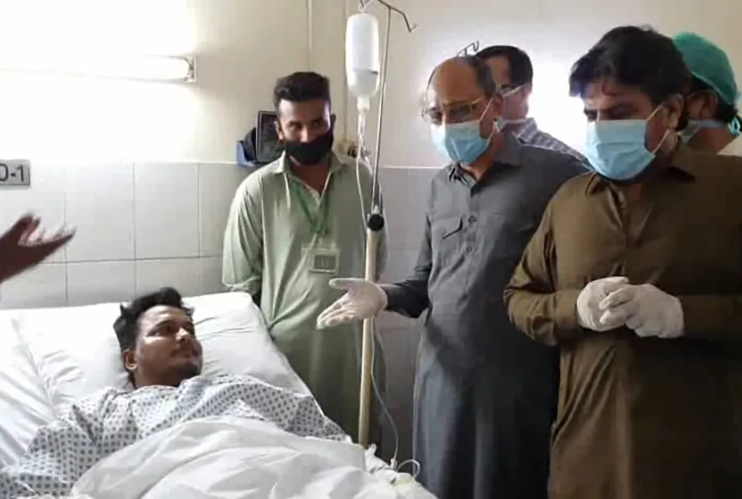 Pakistanis haiglavoodis lamav Mohammad Zubair oli üks kahest, kes jäi 22. mail toimunud lennukatastroofis ellu.