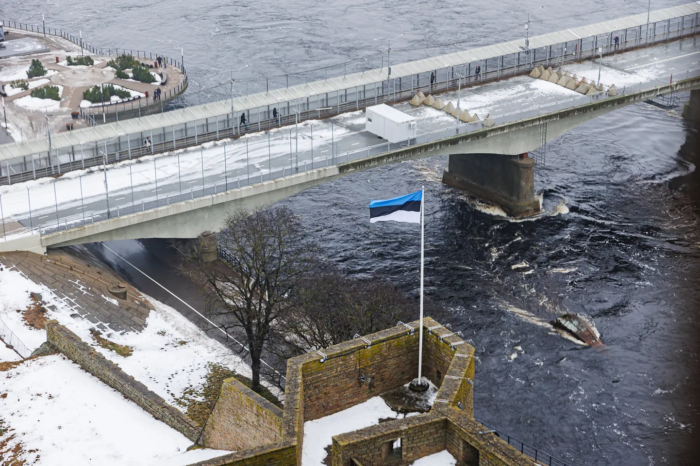 Narva piirisillalt saadetakse Ukraina kodanikke Venemaale tagasi üsna sageli, põhjendades, et nad ei suuda piisavalt tõendada ja selgitada oma reisi eesmärki. Siin käsitletud juhtumi puhul suutis sõjapõgenik aga kohtus tõendada, et PPA käitus tema suhtes õigusvastaselt, kui teda riiki ei lubanud.