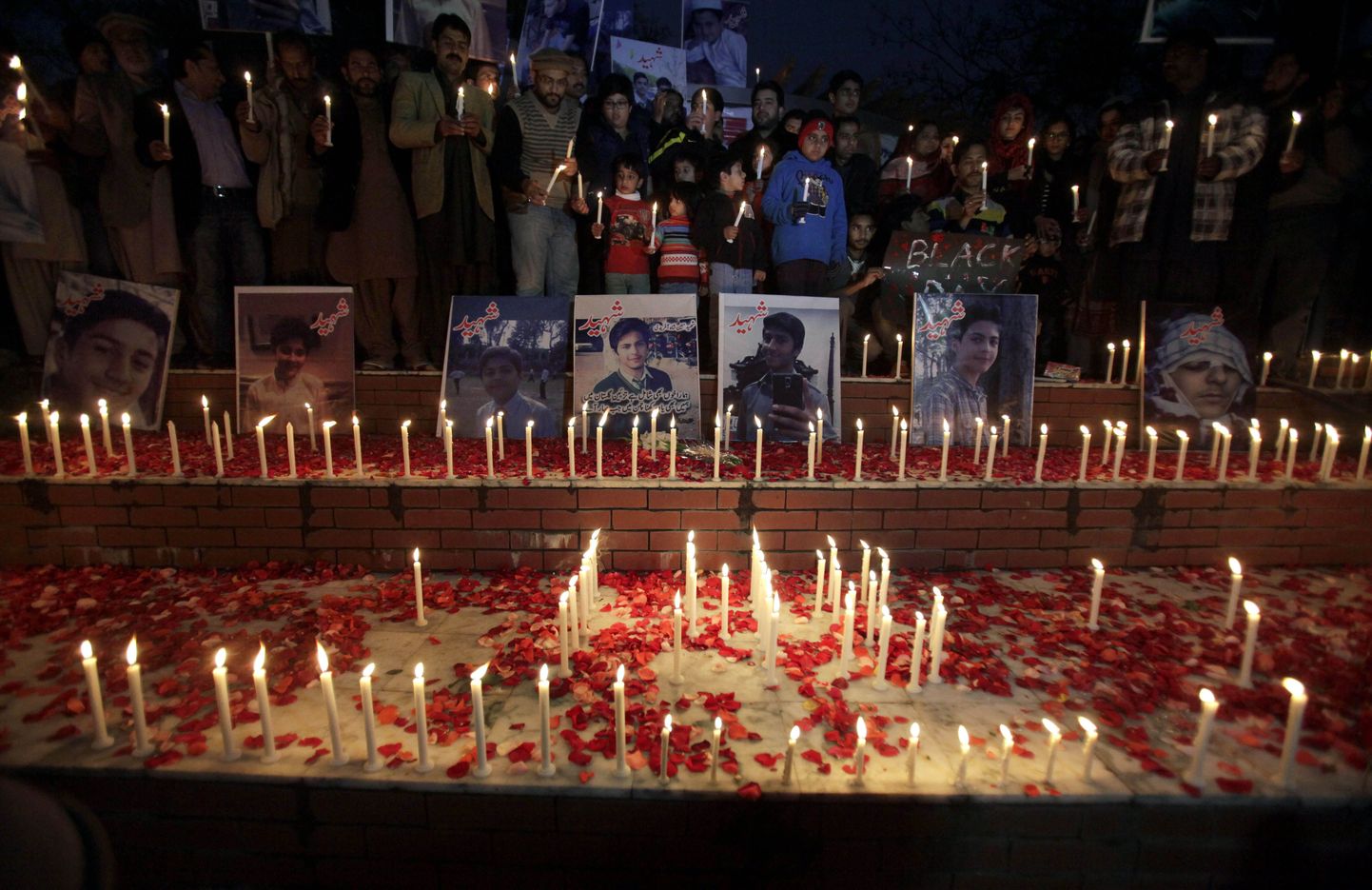 Küünlad Pakistani veresaunas hukkunud koolilaste ja õpetajate mälestuseks.