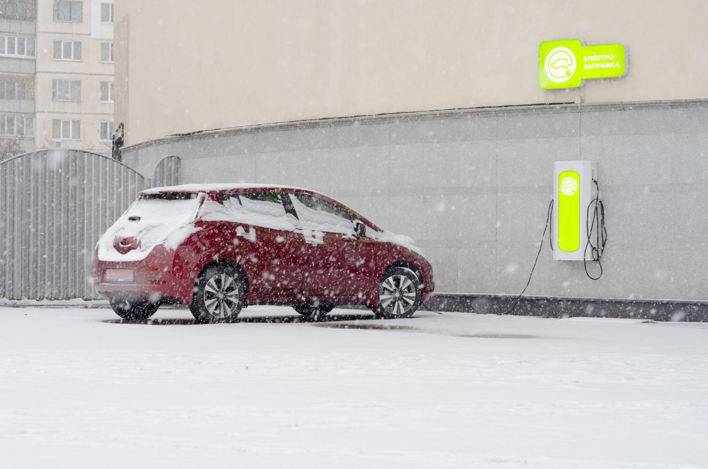 Elektroauto Nissan Leaf uzlāde ziemā