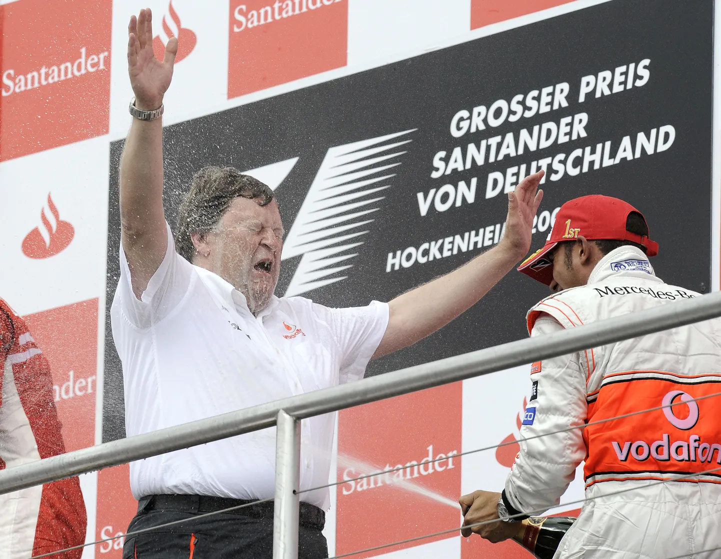 Norbert Haug (vasakul) ja Lewis Hamilton