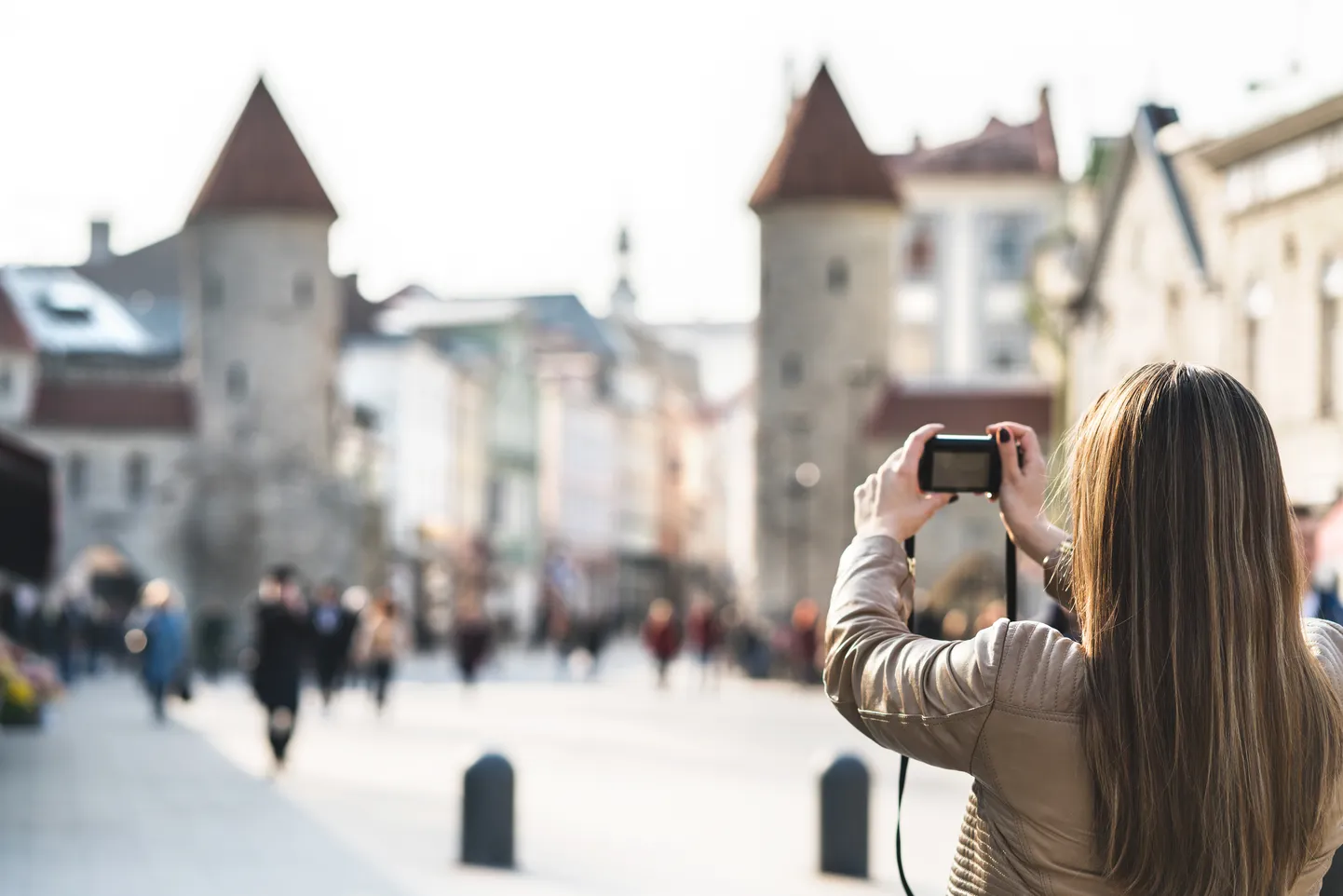 Turist Tallinnas. Pilt on illustreeriv.