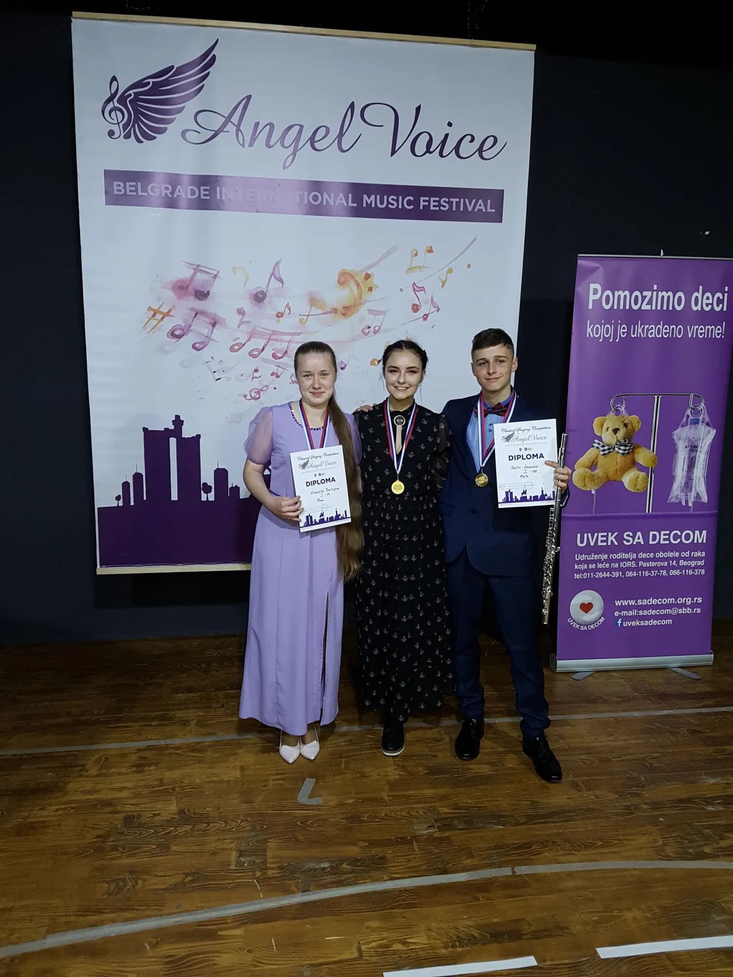 Rõõmsad ja õnnelikud Elizaveta Dmit­rijeva, Analore Närep ja Dmitri Lazarski ­diplomite ja medalitega Serbias.