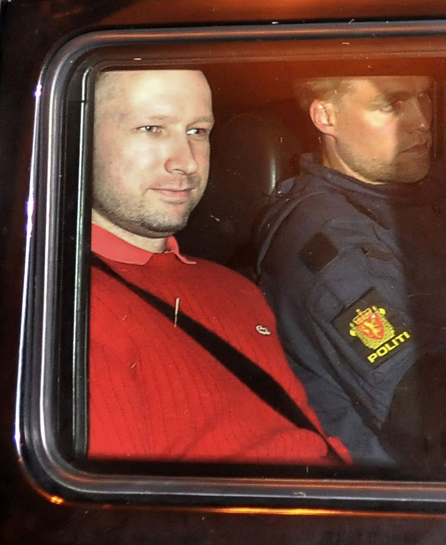 Anders Behring Breivik Oslos kohtumajast politsei soomukis lahkumas.