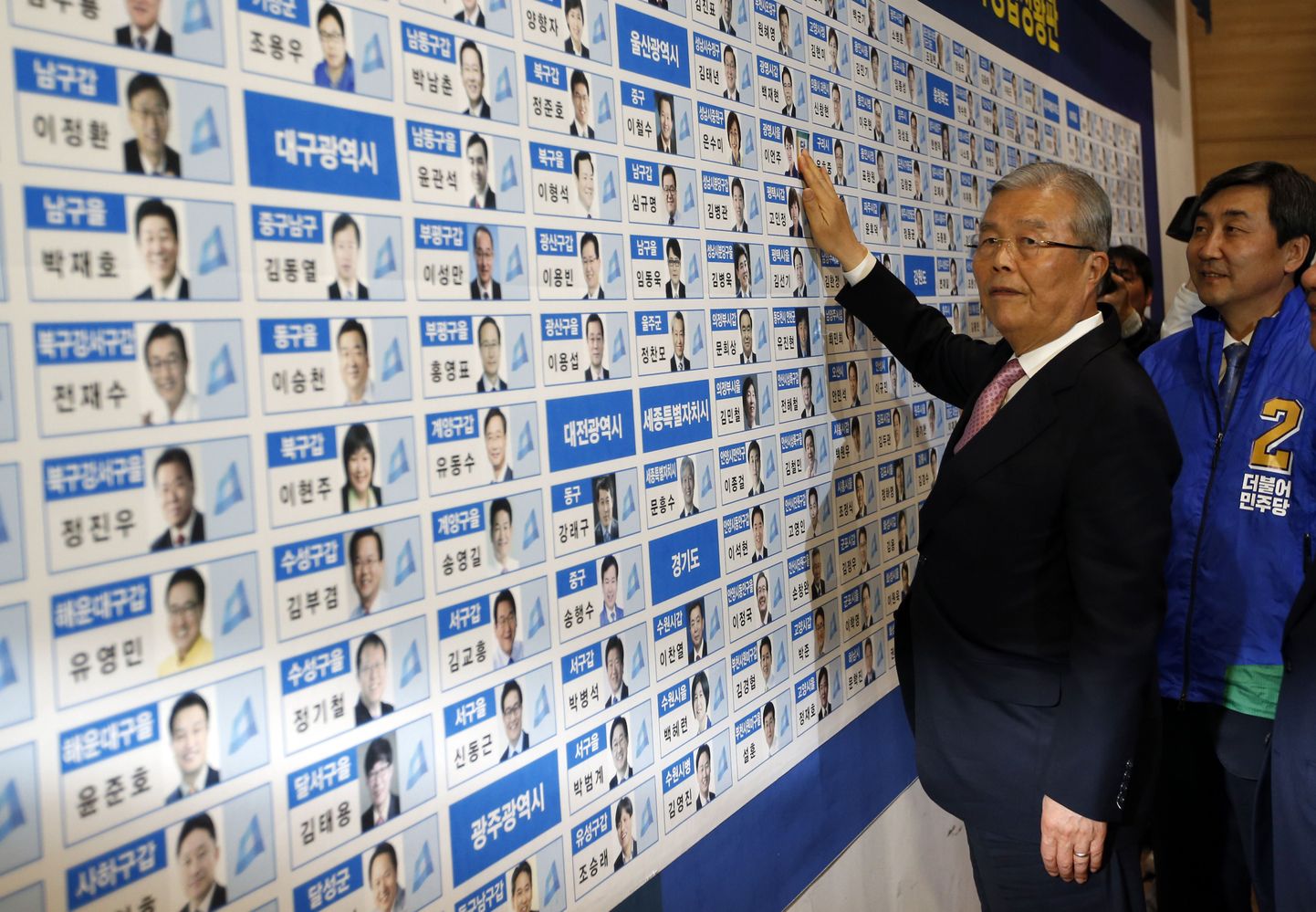Peamise opositsioonierakonna juht Kim Chong-in lõplikke valimistulemusi oodates.