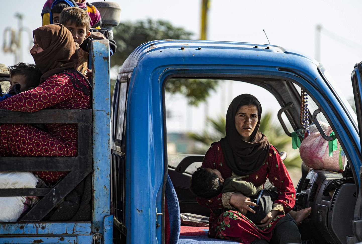 Süüria perekonnad põgenevad sõjatsoonist Türgi ja kurdi võitlejate vahel.