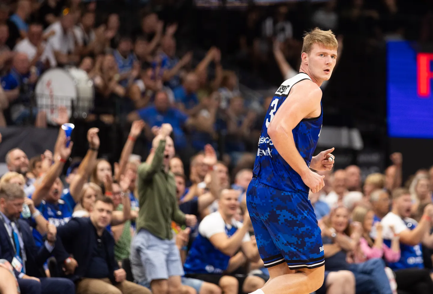 Kaspar Treier tuli mängu, hakkas kohe külmavereliselt palle korvi laduma ja kerkis 16 punktiga Eesti parimaks.