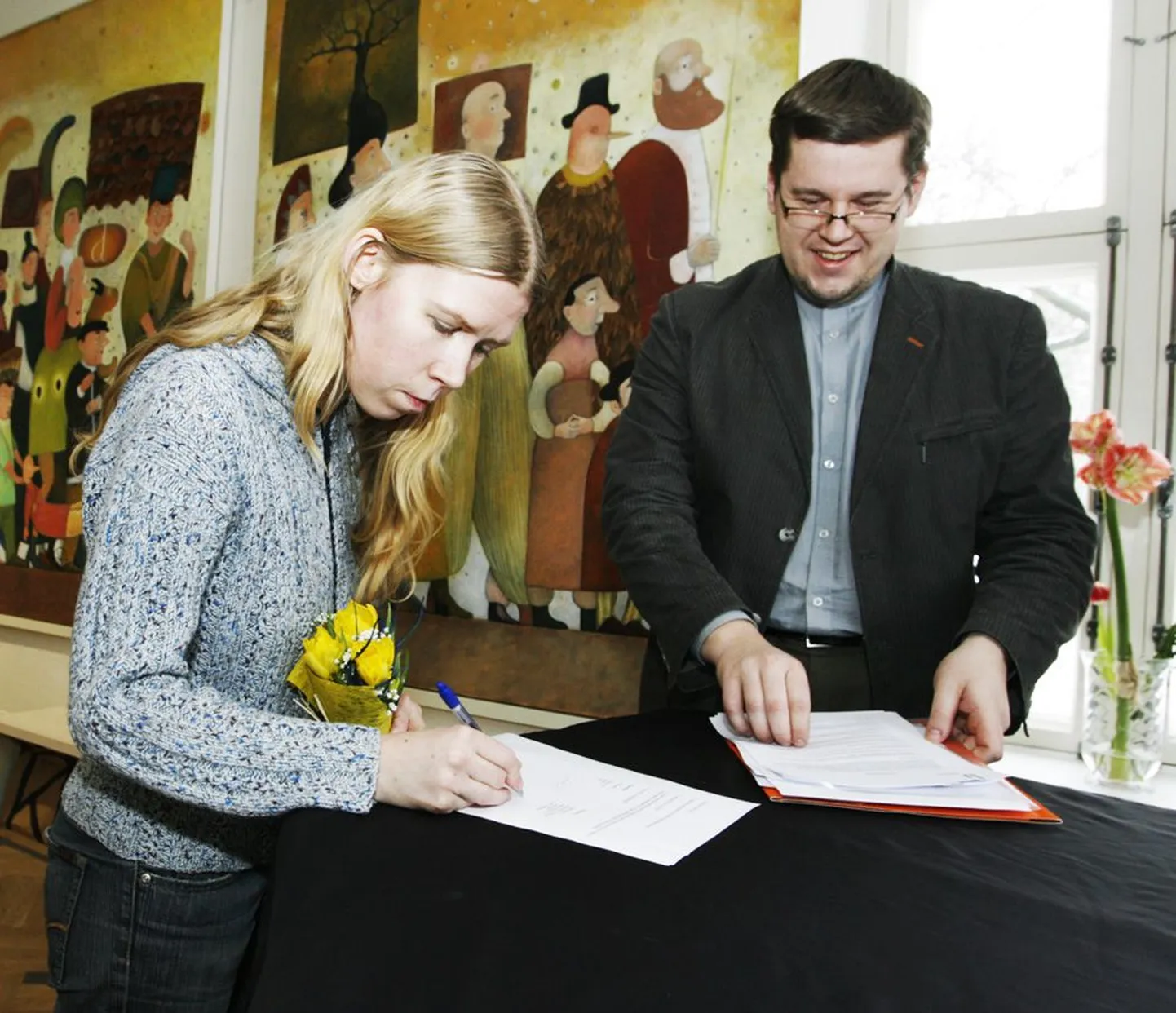 Parimaks tunnistatud Reeli Reinaus allkirjastab Tauno Vahteriga lepingut.