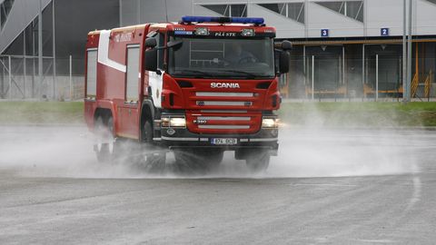 Päästjad nõuavad riigikogu ees tulekustusautoga palgatõusu