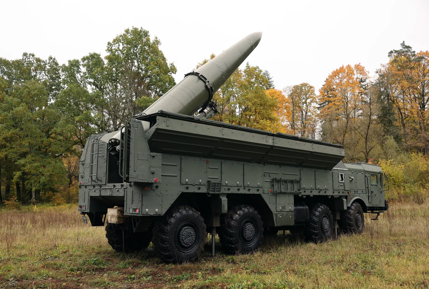 Selline näeb välja Venemaa 9K720 Iskander-M ballistilise raketi süsteem, mis on ka äravahetamiseni sarnane Põhja-Korea konkreetse süsteemiga, mida Ukraina vastu kasutatakse.