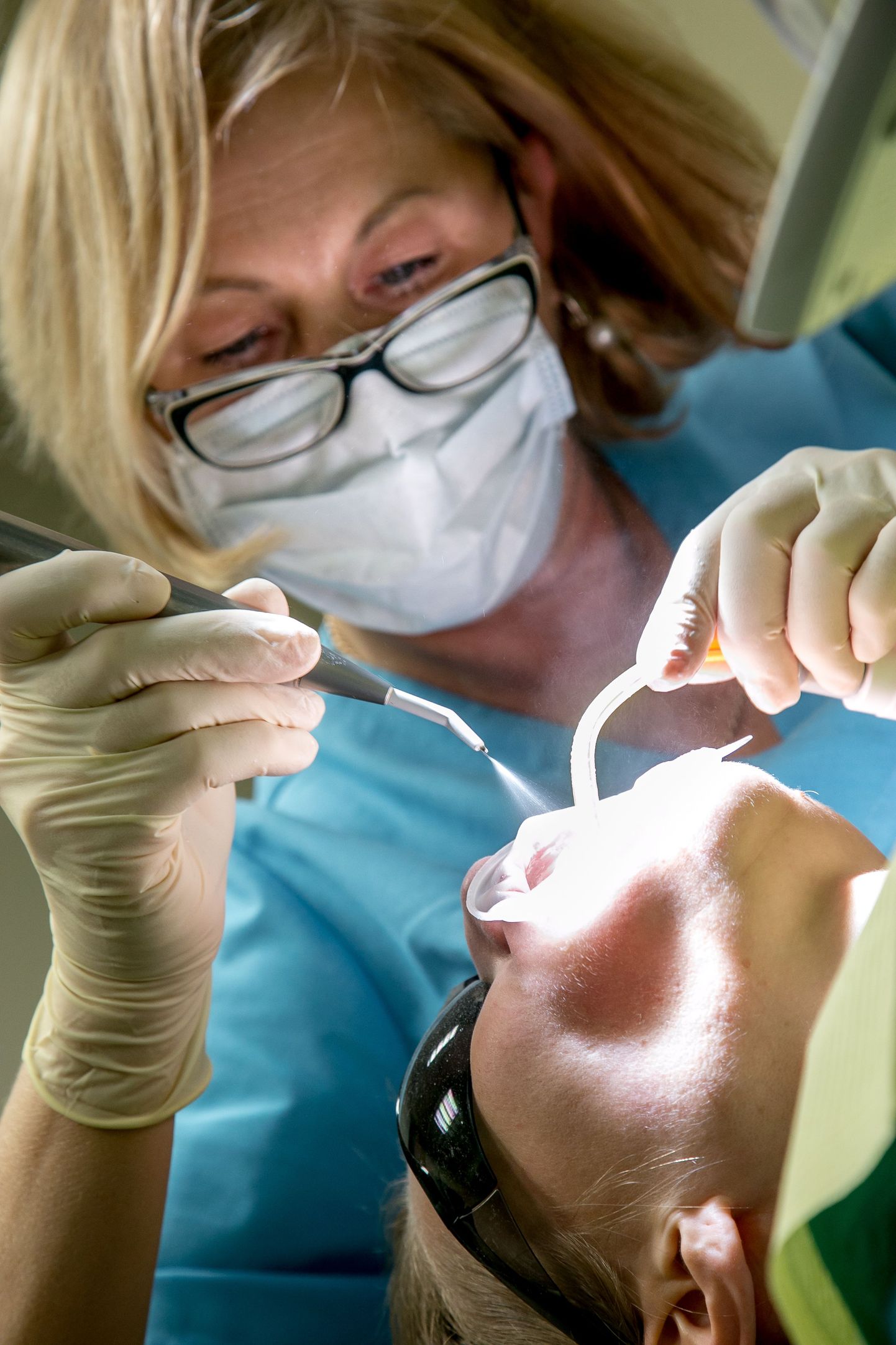 1. juulist saavad täiskasvanud ravikindlustatud hambaravihüvitist kuni 30 eurot aastas. Praegu hüvitist saavate inimeste hüvitist suurendatakse 85 euroni aastas. Eakatel jääb alles hambaproteesihüvitis 255,65 eurot kolme aasta peale.