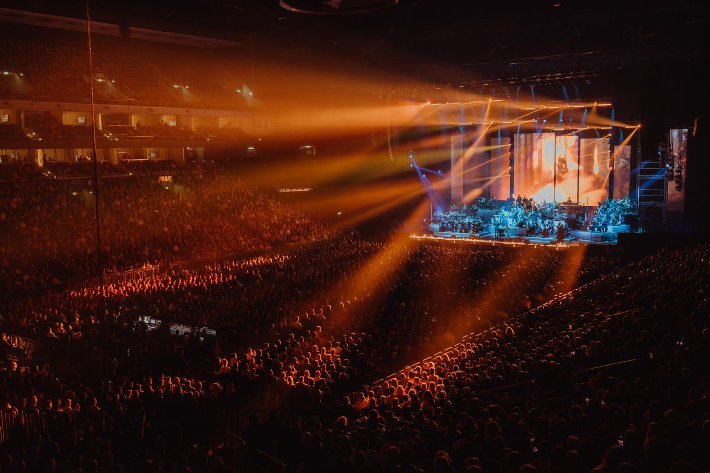 Hans Zimmeri filmimuusika tõi 17 000 inimest mahutava Berliini Mercedes-Benz Arena rahvast täis.