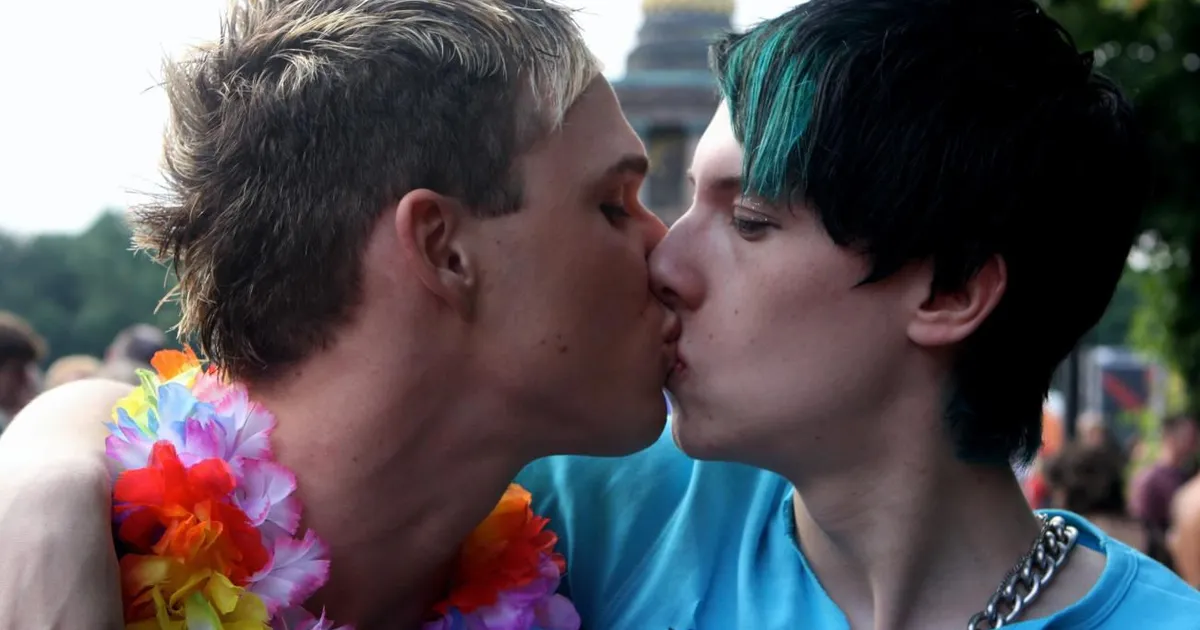 Жігіт веб-камера алдында отырады және өзінің үлкен мүшесін көрсетеді. Онлайн көру.