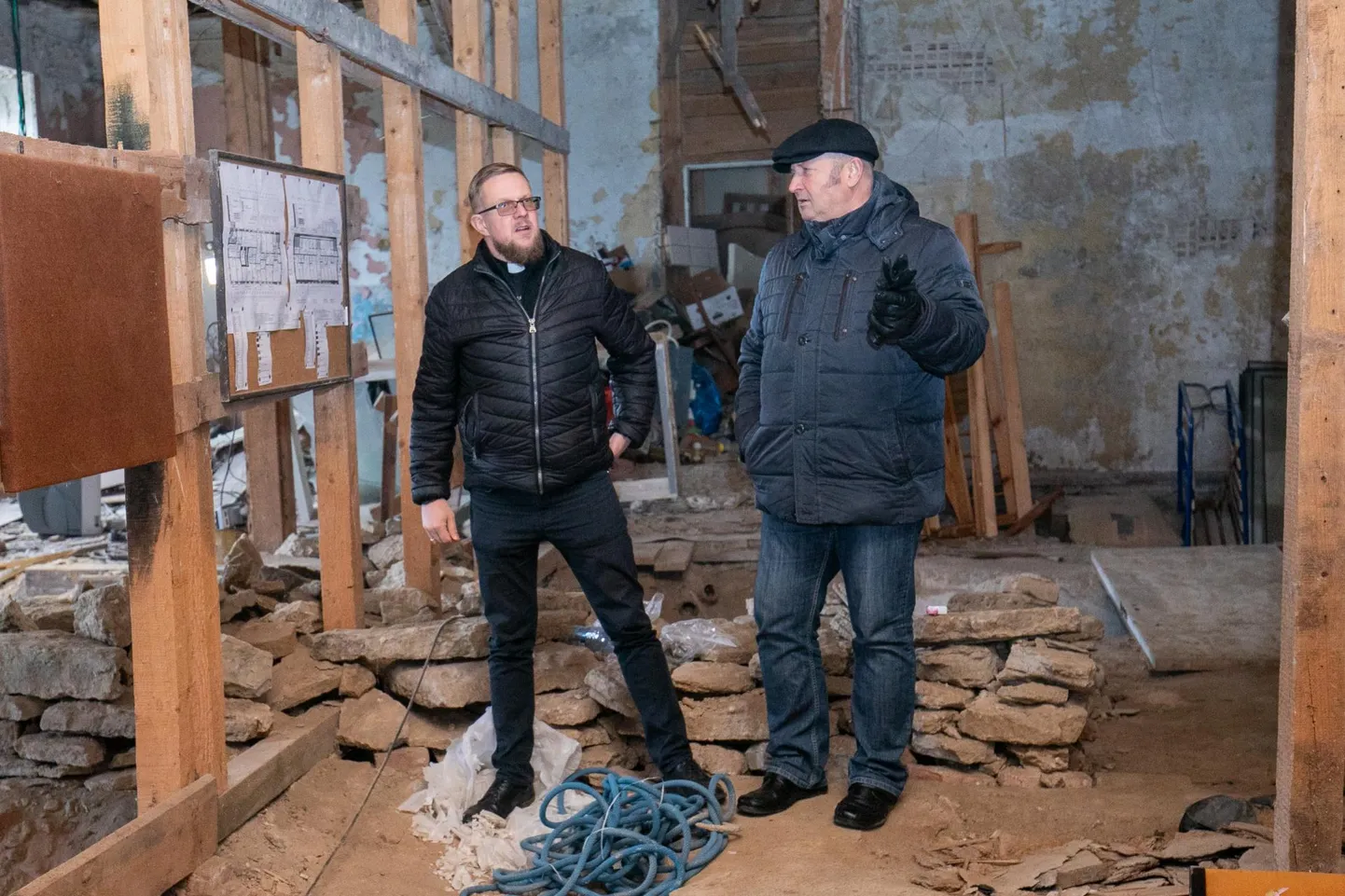 Rakvere Kolmainu koguduse õpetaja Tauno Toompuu (vasakul) ja juhatuse esimees Olev Rohumäe näitavad pastoraadihoone osa, kuhu tuleb intellektipuudega inimeste kogukonnakeskus.