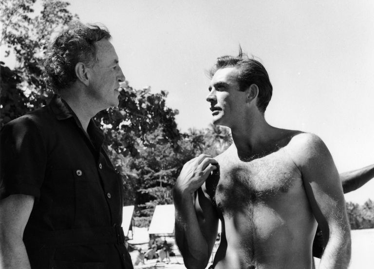 Ian Fleming (vasakul) ja Sean Connery 1962. aastal Bondi-filmi «Dr.No» võttel