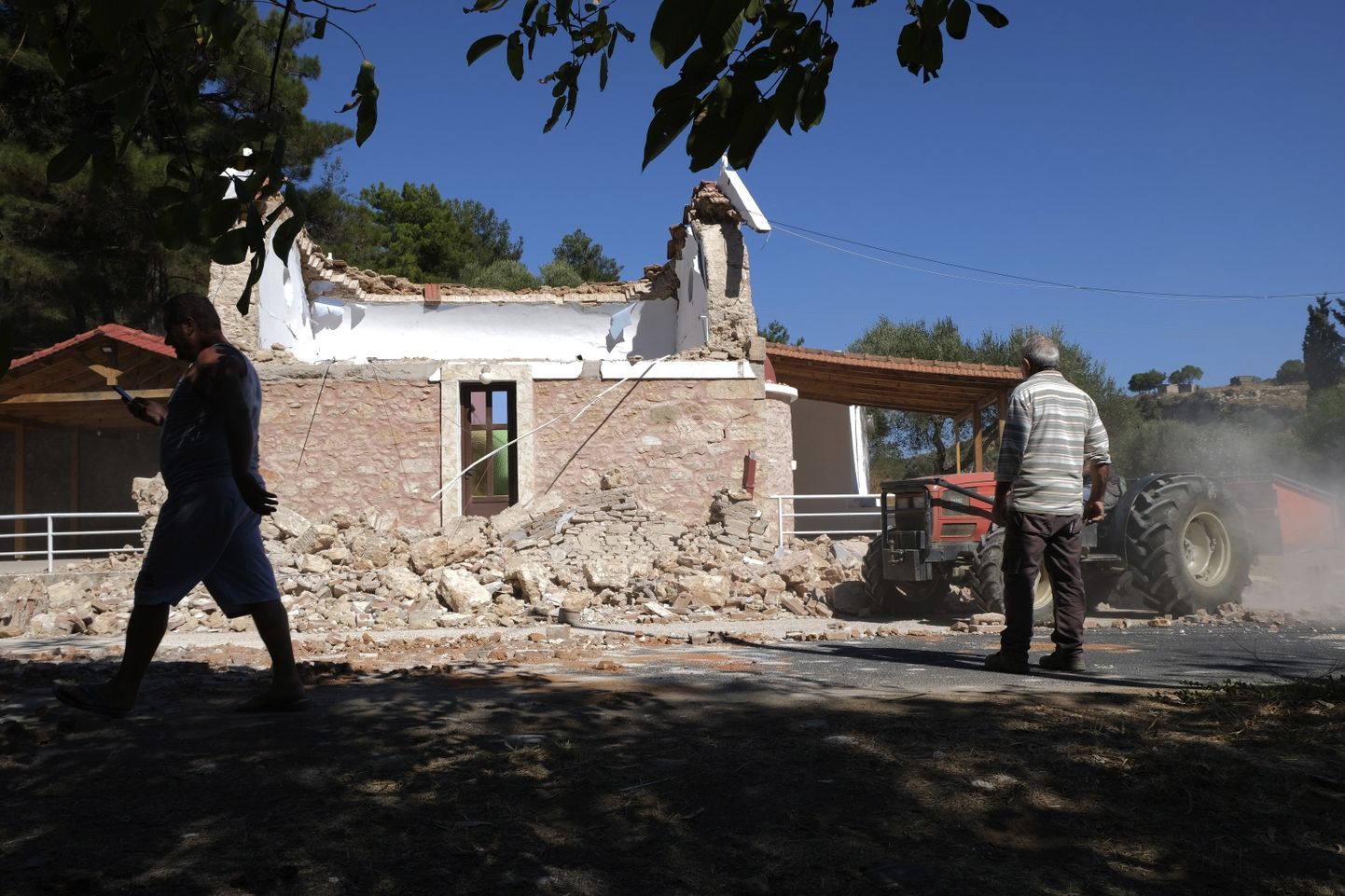 Mullu septembris Kreeka lõunaosa tabanud maavärinas purunenud hoone.