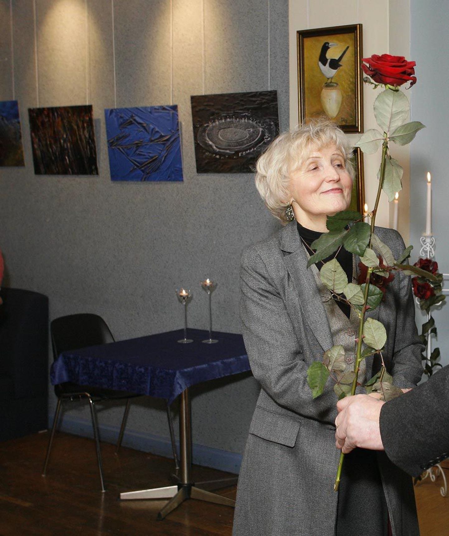 «Fotograafia on mu kirg ja armastus,» ütles Eha Roosalu näituse avamisel õnnitlusi ja lilli vastu võttes.
