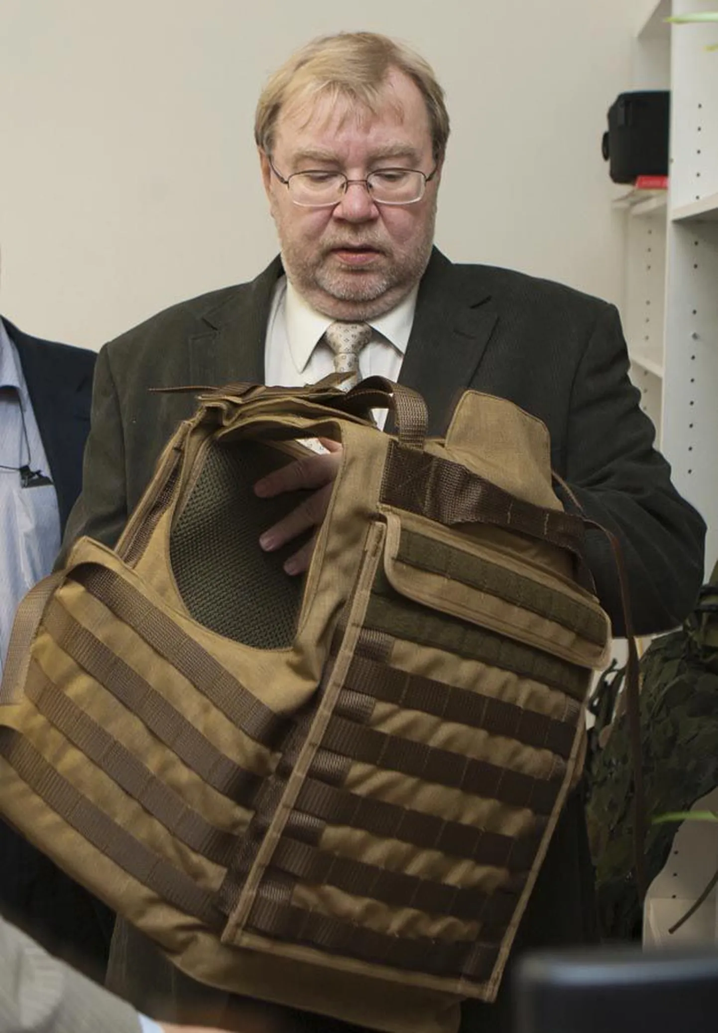 Kaitseminister Mart Laari kinnitust mööda suunab ministeerium järgmisel aastal kaks korda enam raha selleks, et muuta sõdurite varustus paremaks. Muu hulgas tähendab see Galvi-Lindas toodetavate taktikaliste vestide ostmist.
