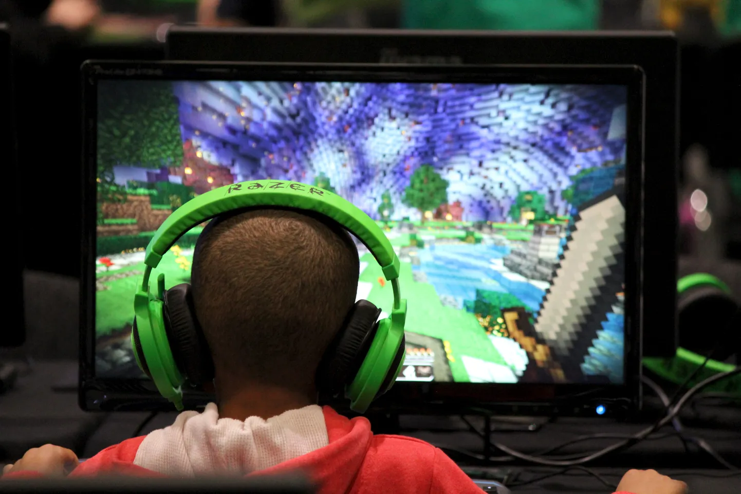 Minecrafti mängiv laps.