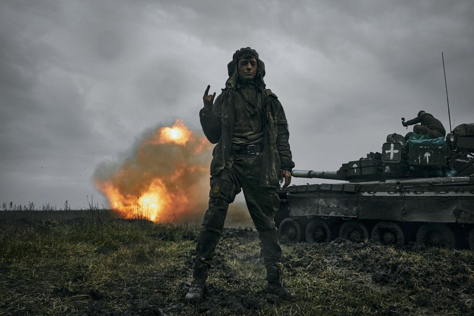 Ukraina sõdur žestikuleerimas põleva Vene tanki T-80 juures.