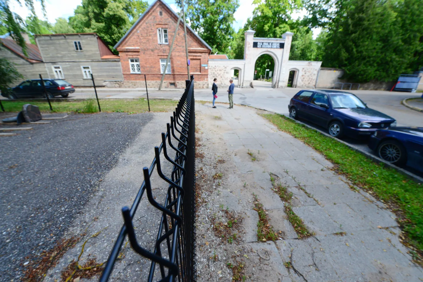 Raadi kalmistu peavärava kõrval asuv parkla on nüüdsest omaniku soovil traataiaga ümbritsetud ja sinna saab autosid parkida ainult siis, kui toimub mõni suurem matus.