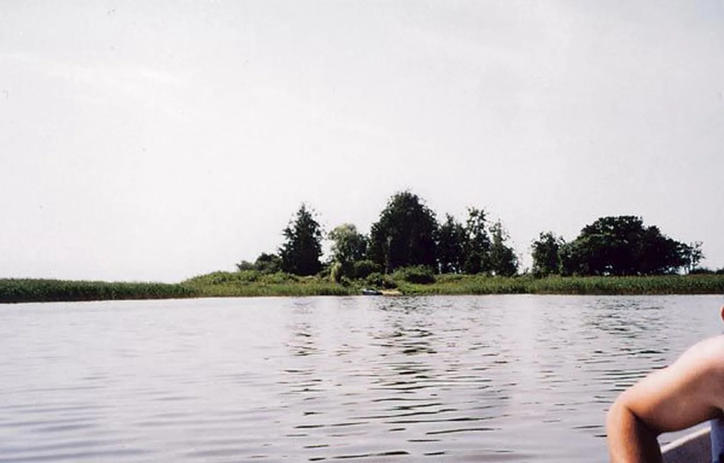Kuigi silmaga vaadates tundub järve keskel kõrguv Tondisaar üsna lähedal, kulub aerupaadiga selleni jõudmiseks parasjagu aega.