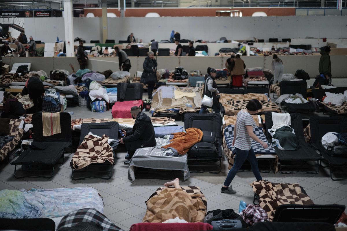 Украинские беженцы в центре по рпиему беженцев в Надаржыне, Польша. 