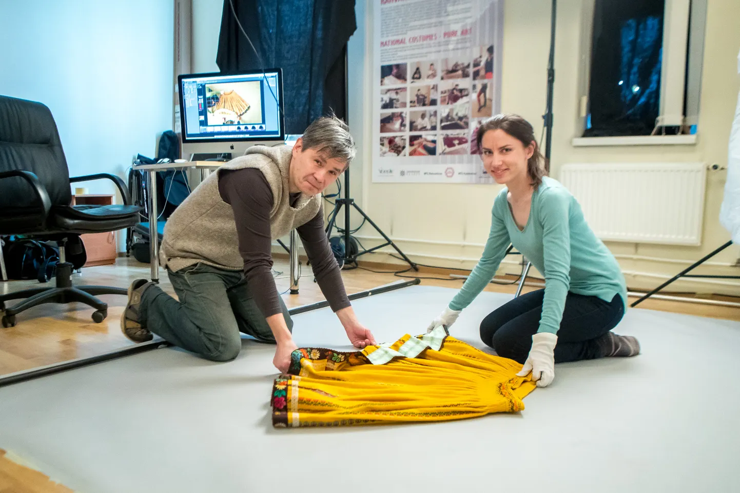 SIILIKUD SIRGEKS : Fotograaf Sven Tupitsal aitas riideesemeid pildistamiseks sättida Piret Hiie-Kivi.