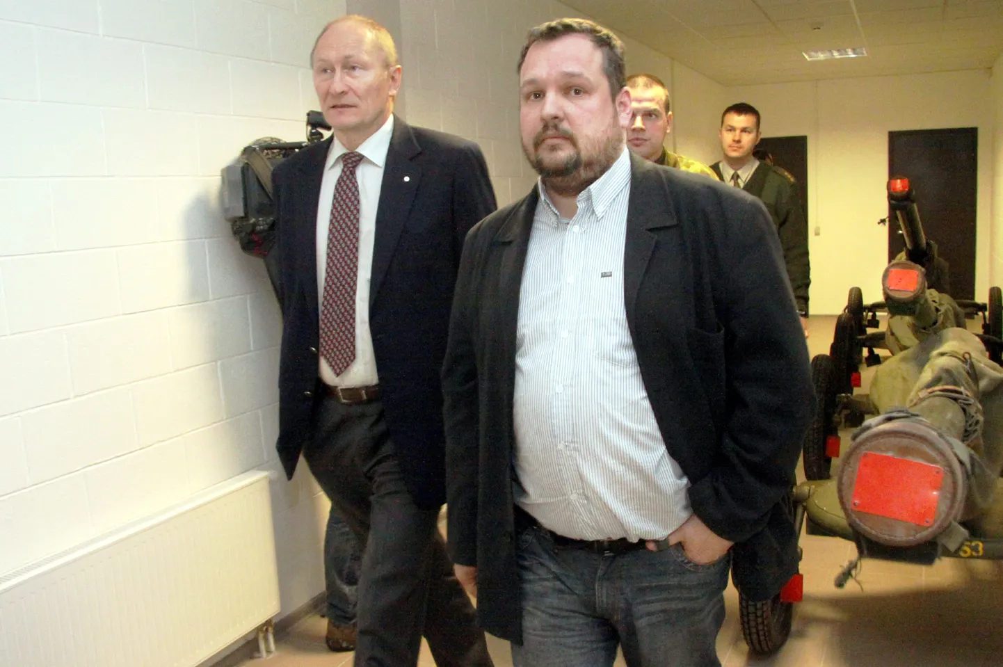 Kaitseminister Jaak Aaviksoo (vasakul) koos Kaitseliidu Pärnumaa maleva propagandapealiku Erik Reinholdiga ringkäigul Raba tänava lasketiirus.