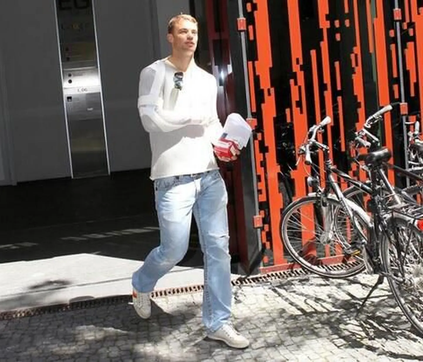 Manuel Neuer haiglast lahkumas.