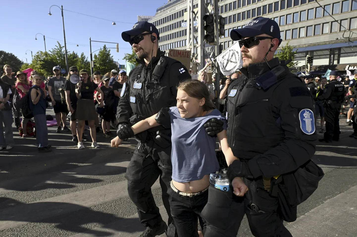 Helsingi politsei Greta Thunbergi meeleavalduselt minema toimetamas.