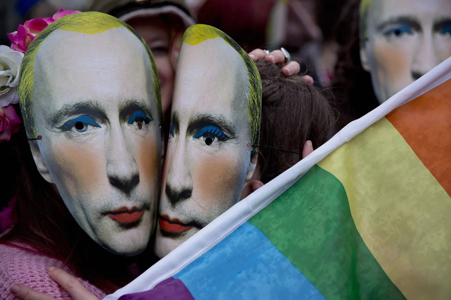 Meeleavaldajad meigitud Vladimir Putini maskides.