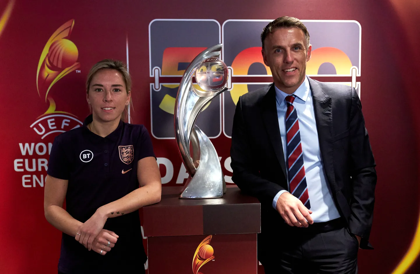 Inglanna Jordan Nobbs koos koondise peatreeneri Phil Neville'iga.
