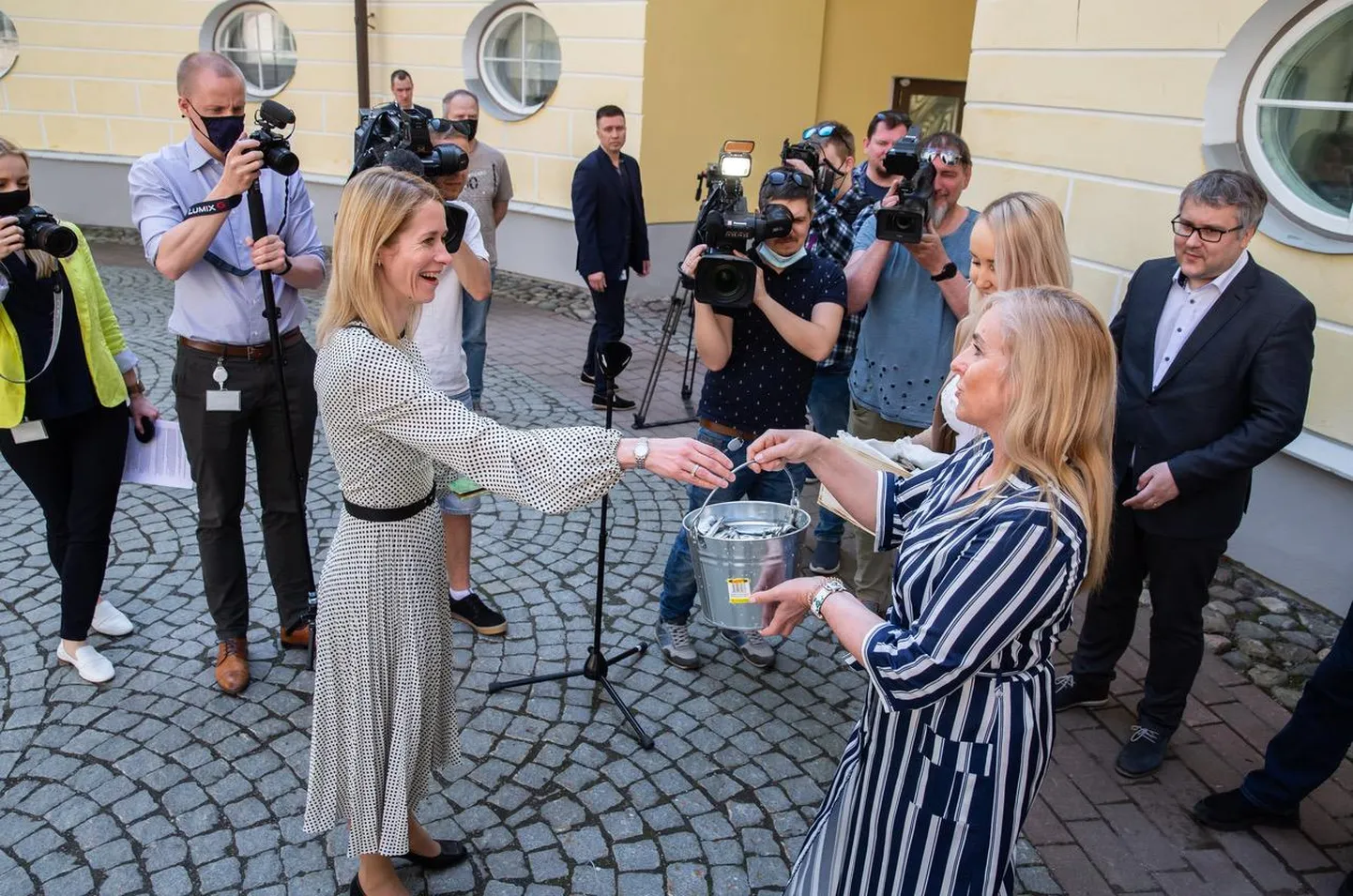 Liivi lahe kalanduskogu esimehe Esta Tamme (triibulise kleidiga) sõnutsi on maa- ja rannaelanike mure tuleviku pärast sügav ja pöördumisega juhitakse sellele avalikkuse tähelepanu.