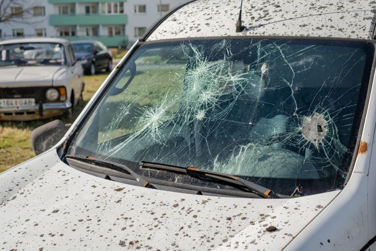 Ehkki Pärnu linnavalitsuse töötajad on palunud sõiduki omanikul masin ära viia, pole seda seniajani tehtud.